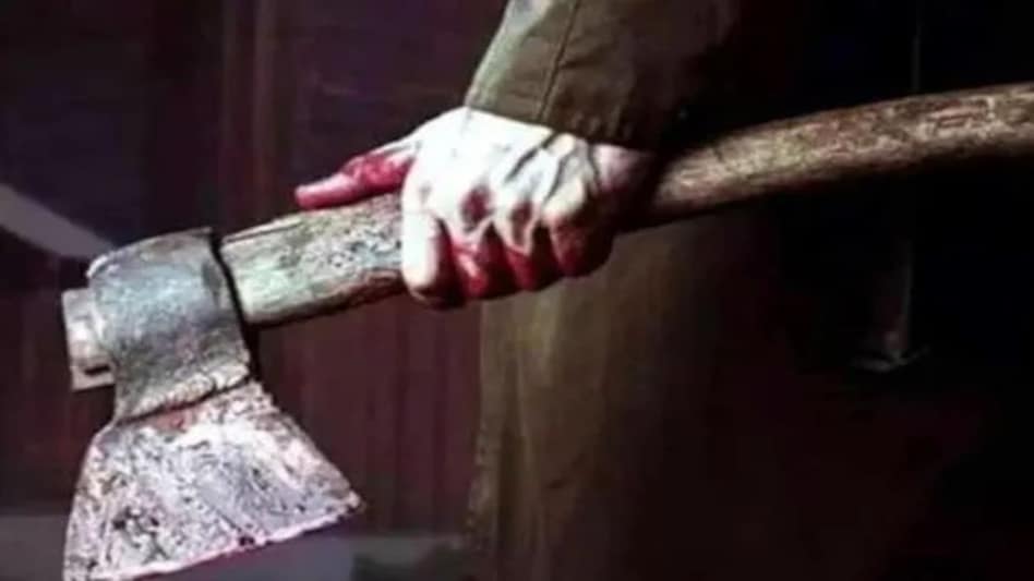 ओडिशा में पति को छोड़कर भाग गई पत्नी, बौखला गया बेटा, बूढ़े मां बाप को कुल्हाड़ी से काट डाला ओडिशा में पति को छोड़कर भाग गई पत्नी, बौखला गया बेटा, बूढ़े मां बाप को कुल्हाड़ी से काट डाला