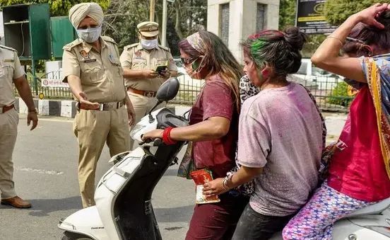 होली पर शराब पीकर गाड़ी चलाने के मामलों में 800 से अधिक चालान काटे गए : दिल्ली पुलिस होली पर शराब पीकर गाड़ी चलाने के मामलों में 800 से अधिक चालान काटे गए : दिल्ली पुलिस