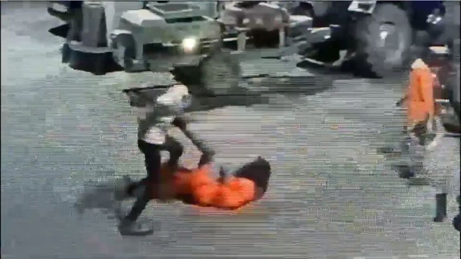 Video: अलीगढ़ में साधु पर सरेआम हमला, बेरहमी से पीटा, पैर पकड़कर घसीटा, वजह हैरान करने वाली Video: अलीगढ़ में साधु पर सरेआम हमला, बेरहमी से पीटा, पैर पकड़कर घसीटा, वजह हैरान करने वाली