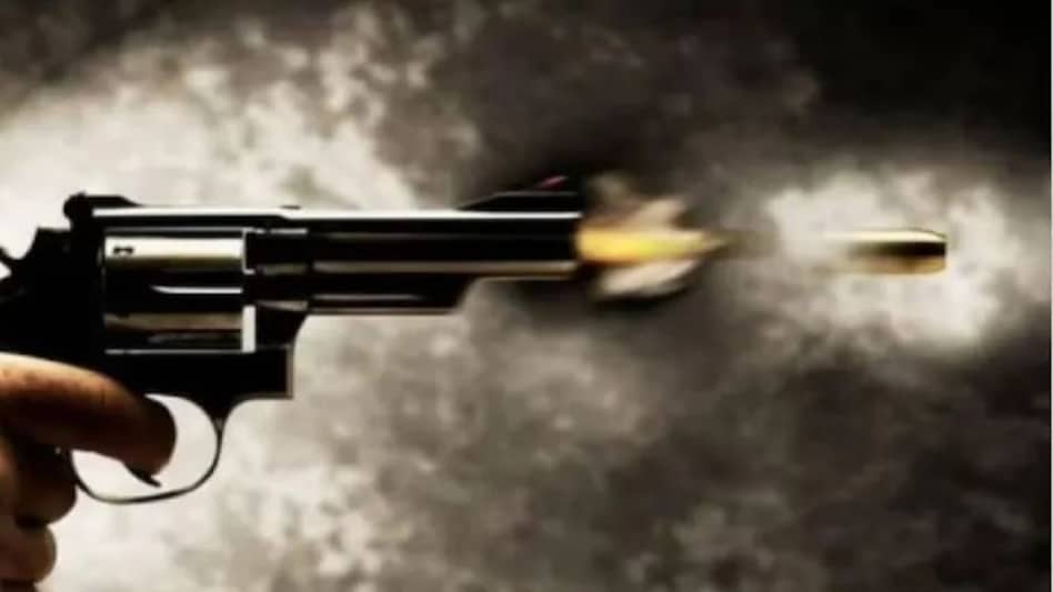 आधी रात के बाद सेल्समैन को सोते से जगाया और शराब मांगी, इनकार करने पर मार दी गोली आधी रात के बाद सेल्समैन को सोते से जगाया और शराब मांगी, इनकार करने पर मार दी गोली