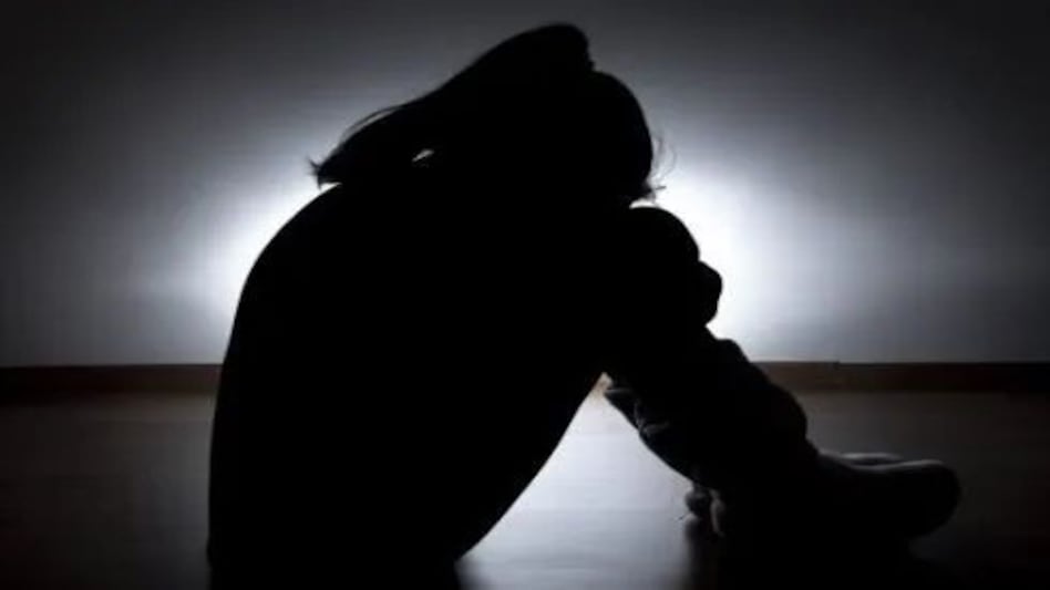 अगवा करके शराब मिली कोल्ड ड्रिंक पिलाई, दो सगी बहनों के साथ रेप, जिसे मदद के लिए बुलाया उस ने भी आबरू लूटी अगवा करके शराब मिली कोल्ड ड्रिंक पिलाई, दो सगी बहनों के साथ रेप, जिसे मदद के लिए बुलाया उस ने भी आब...