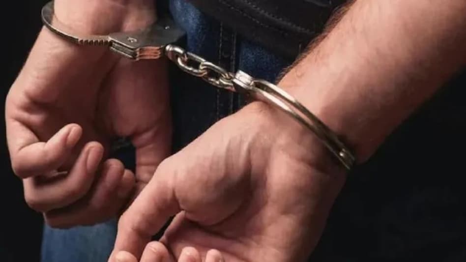 क़त्ल का आरोपी 35 साल बाद गिरफ्तार, पालघर से फरार होकर पहुंचा बहरीन, दिलचस्प है क्लामेंट सिमोन लोबो की फरारी की कहानी क़त्ल का आरोपी 35 साल बाद गिरफ्तार, पालघर से फरार होकर पहुंचा बहरीन, दिलचस्प है क्लामेंट सिमोन लोबो...