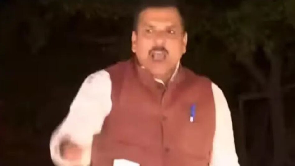 6 महीने बाद तिहाड़ जेल से बाहर आए संजय सिंह, फूलों से हुआ स्वागत, शराब घोटाले में संजय सिंह भी हैं आरोपी 6 महीने बाद तिहाड़ जेल से बाहर आए संजय सिंह, फूलों से हुआ स्वागत, शराब घोटाले में संजय सिंह भी हैं ...