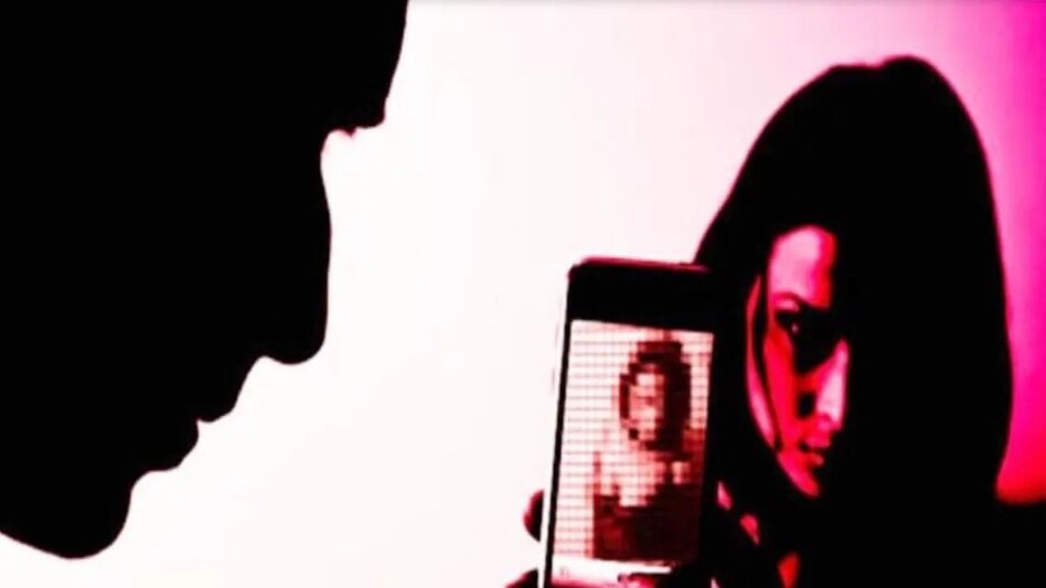 कानपुर की मॉडल को हीरोइन बनाने का झांसा, कई होटलों मे किया रेप, अश्लील वीडियो बनाकर की ब्लैकमेलिंग कानपुर की मॉडल को हीरोइन बनाने का झांसा, कई होटलों मे किया रेप, अश्लील वीडियो बनाकर की ब्लैकमेलिंग