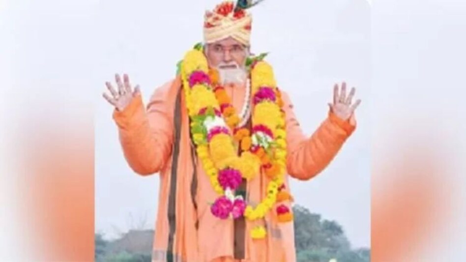 नहीं रहे 'CD' वाले बाबा परमानंद, आशीर्वाद लेने विदेशों से आती थी महिलाएं नहीं रहे 'CD' वाले बाबा परमानंद, आशीर्वाद लेने विदेशों से आती थी महिलाएं