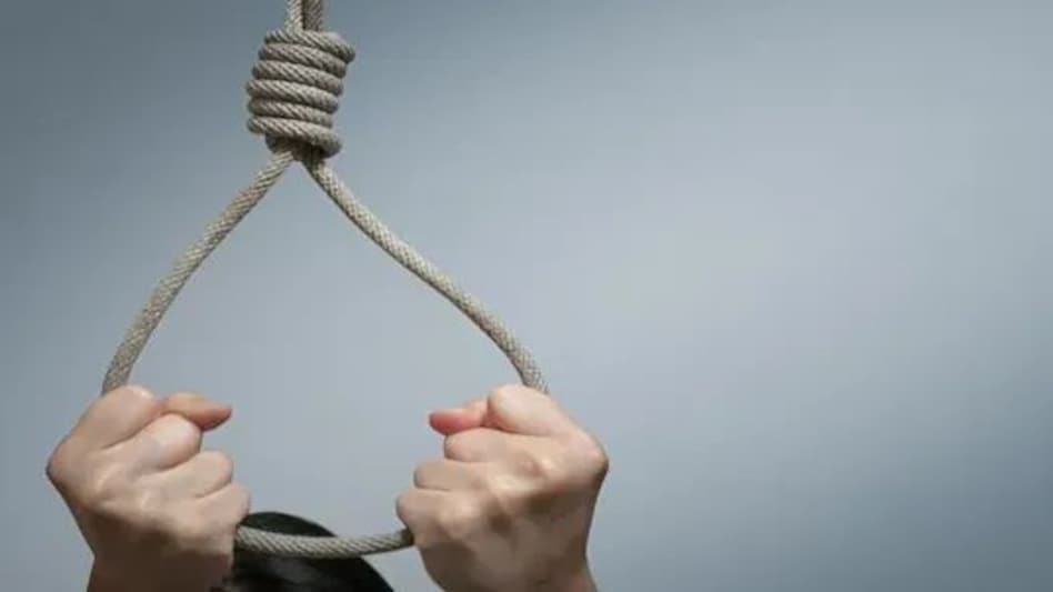 गैंगरेप से परेशान ननद और भाभी की खुदकुशी का मामला, वारदात और क्राइम तक की खबर का बड़ा असर, डीएसपी समेत कई पुलिस अधिकारियों पर सख़्त एक्शन, परिवार को दस लाख की मदद गैंगरेप से परेशान ननद और भाभी की खुदकुशी का मामला, वारदात और क्राइम तक की खबर का बड़ा असर, डीएसपी स...