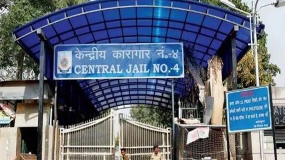 कैसे रखे जाते हैं तिहाड़ जेल में VVIP कैदी, किससे है खतरा, क्यों बरती है बड़ी सावधानी, पूर्व पुलिस Commissioner का खुलासा कैसे रखे जाते हैं तिहाड़ जेल में VVIP कैदी, किससे है खतरा, क्यों बरती है बड़ी सावधानी, पूर्व पुलिस ...