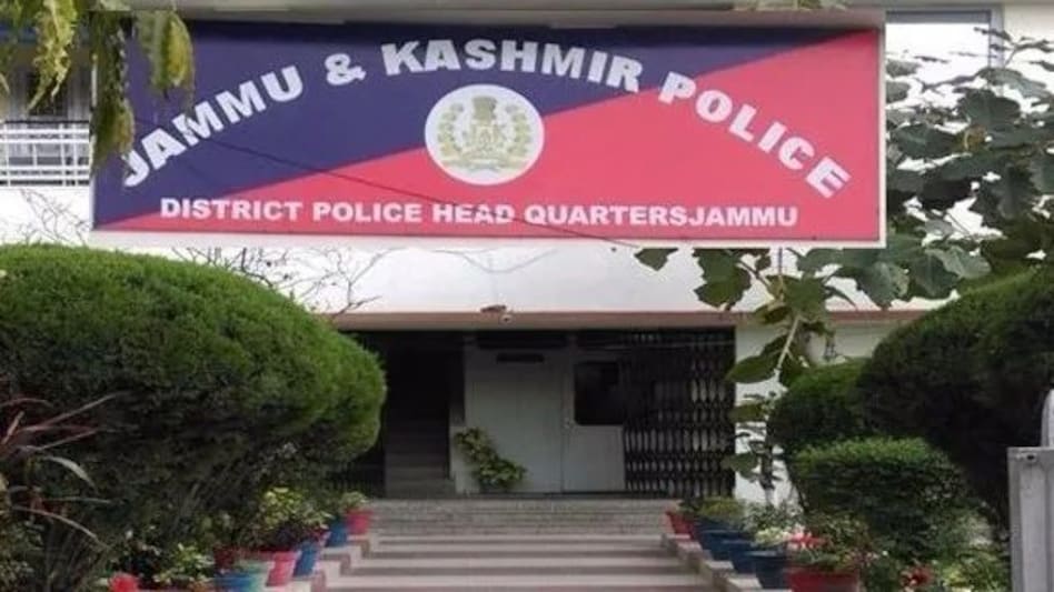 जम्मू में तिहरे हत्याकांड का आरोपी पुलिस कांस्टेबल गिरफ्तार, जमानत के बाद फरार हो गया था जम्मू में तिहरे हत्याकांड का आरोपी पुलिस कांस्टेबल गिरफ्तार, जमानत के बाद फरार हो गया था