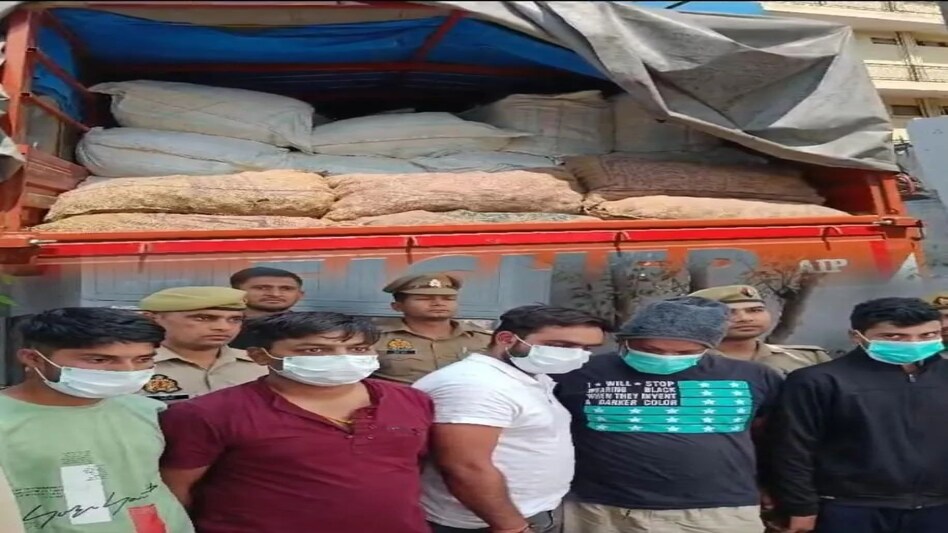 तंबाकू के शौकीन सावधान! आलू लदे ट्रक से पुलिस ने पकड़ा 10 हजार किलो नकली तंबाकू तंबाकू के शौकीन सावधान! आलू लदे ट्रक से पुलिस ने पकड़ा 10 हजार किलो नकली तंबाकू