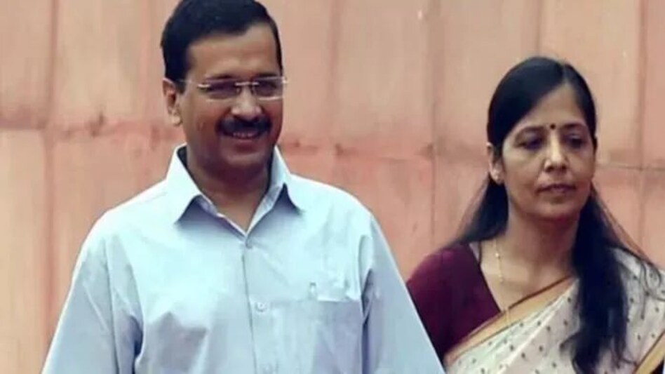 अरविंद केजरीवाल की पत्नी सुनीता केजरीवाल पहुंची तिहाड़ जेल, सचिव ने भी तिहाड़ जेल में केजरीवाल से की मुलाकात अरविंद केजरीवाल की पत्नी सुनीता केजरीवाल पहुंची तिहाड़ जेल, सचिव ने भी तिहाड़ जेल में केजरीवाल से क...