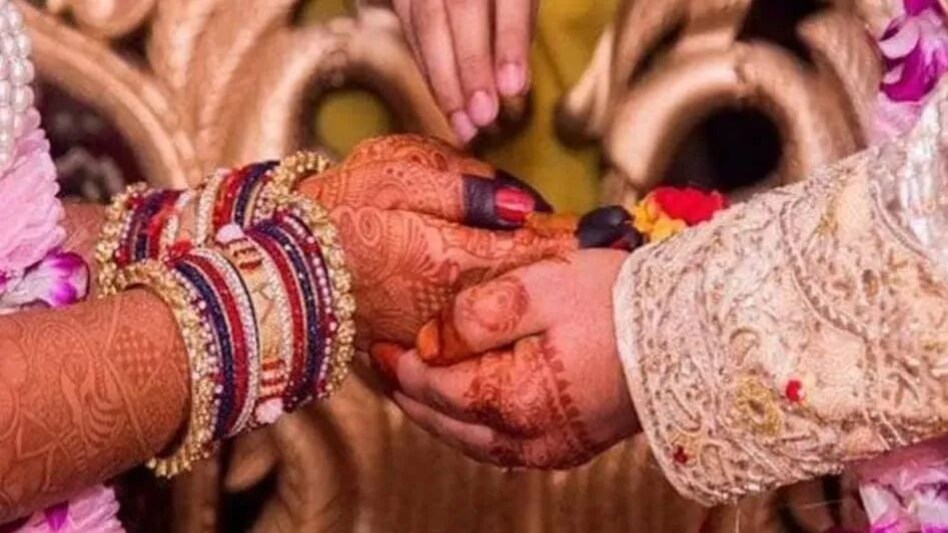 प्रेमिका संग हुआ था फरार, पुलिस ने पकड़ा और थाने में ही करवा दी शादी प्रेमिका संग हुआ था फरार, पुलिस ने पकड़ा और थाने में ही करवा दी शादी