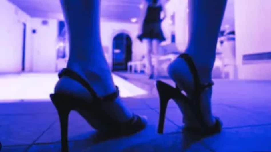 Sex Racket: नोएडा के इस होटल में चल रहा था नाबालिग लड़कियों का सेक्स रैकेट Sex Racket: नोएडा के इस होटल में चल रहा था नाबालिग लड़कियों का सेक्स रैकेट