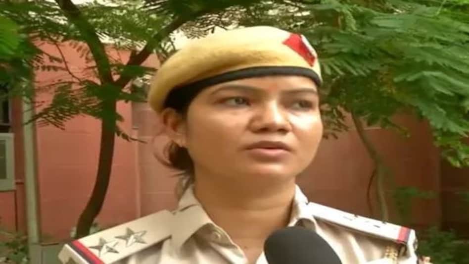 Delhi Police Priyanka Saini : मिलिए दिल्ली पुलिस की घूसखोर महिला सब इंस्पेक्टर प्रियंका सैनी से! Delhi Police Priyanka Saini : मिलिए दिल्ली पुलिस की घूसखोर महिला सब इंस्पेक्टर प्रियंका सैनी से!