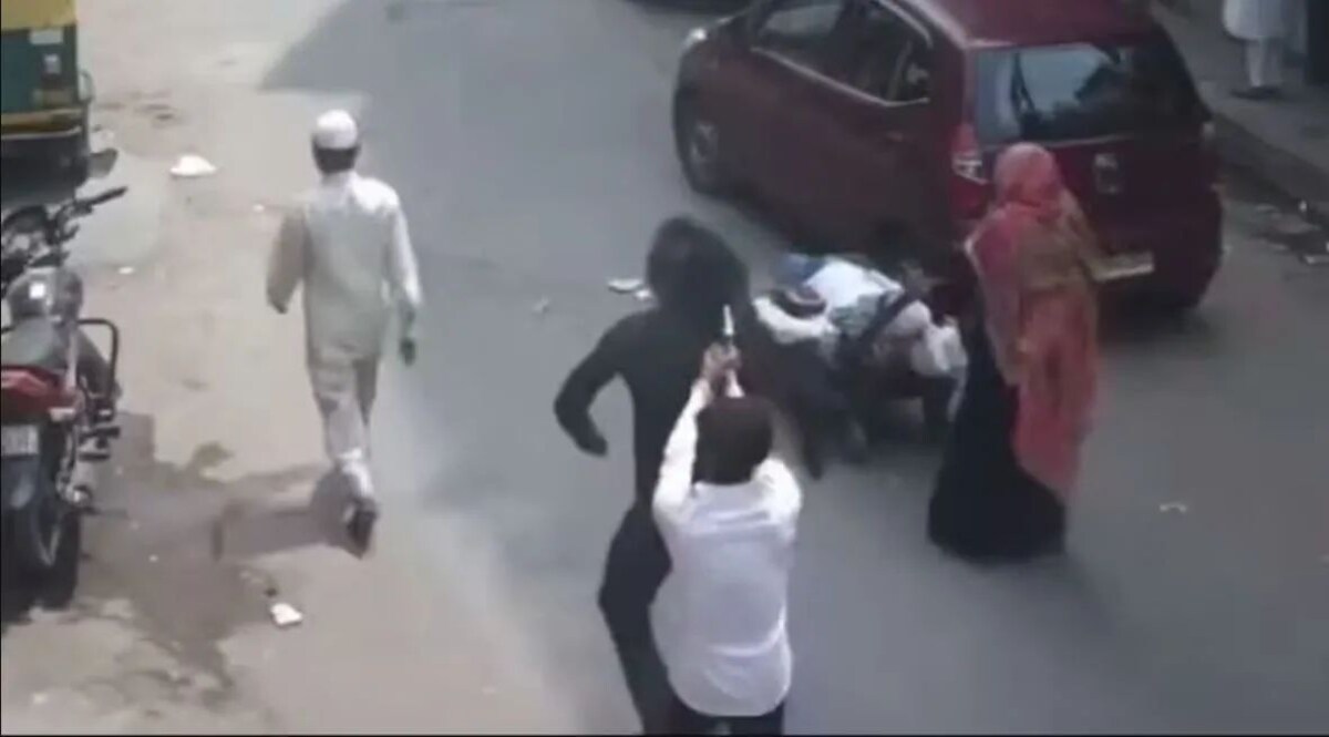 Delhi: सड़क पर जा रहे युवक को पॉइंट ब्लैंक रेंज से मारी गोली, CCTV VIDEO हैरान कर देने वाला है Crime Tak