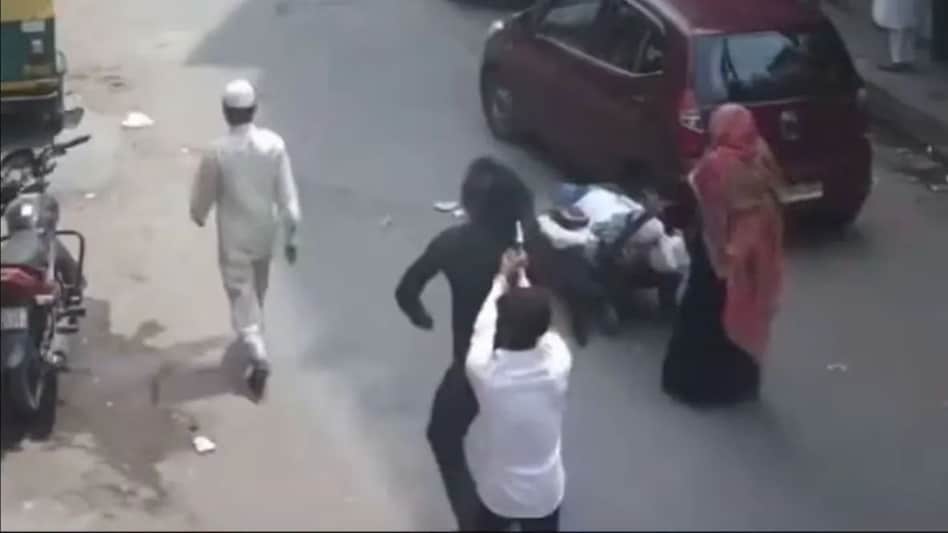 Delhi: सड़क पर जा रहे युवक को पॉइंट ब्लैंक रेंज से मारी गोली, CCTV VIDEO हैरान कर देने वाला है Delhi: सड़क पर जा रहे युवक को पॉइंट ब्लैंक रेंज से मारी गोली, CCTV VIDEO हैरान कर देने वाला है