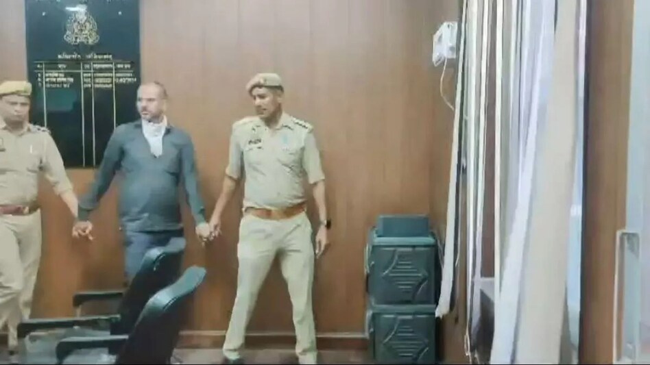 पत्नी के सामने बेटी से रेप, सौतेले बाप ने बनाया हवस का शिकार, सगी मां भी देती रही साथ पत्नी के सामने बेटी से रेप, सौतेले बाप ने बनाया हवस का शिकार, सगी मां भी देती रही साथ