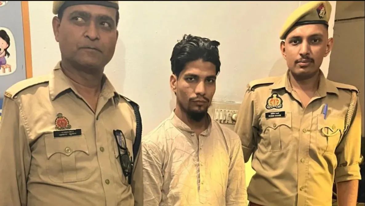 मौलाना 4 महीने तक करता रहा 14 साल की लड़की से रेप, 3 महीने की प्रेग्नेंट होने पर दी गर्भपात की दवा मौलाना 4 महीने तक करता रहा 14 साल की लड़की से रेप, 3 महीने की प्रेग्नेंट होने पर दी गर्भपात की दवा