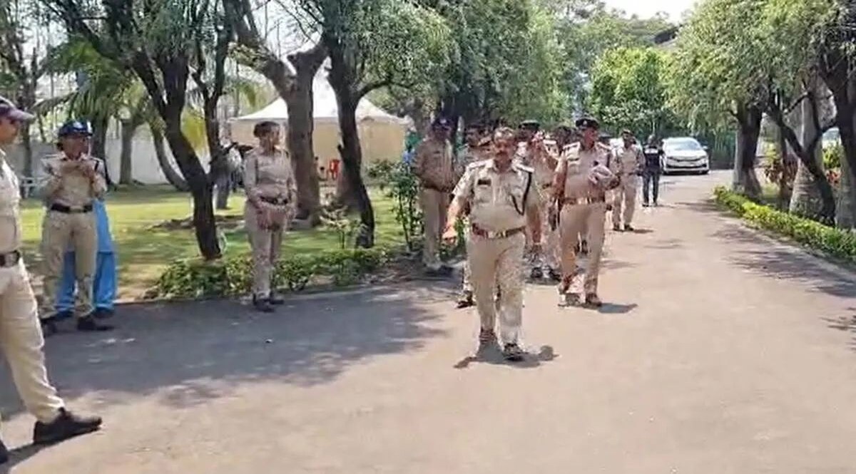पूर्व सीएम कमलनाथ के घर पहुंची पुलिस की बड़ी फौज, निजी सचिव पर अश्लील वीडियो वारयल करने का आरोप Crime Tak