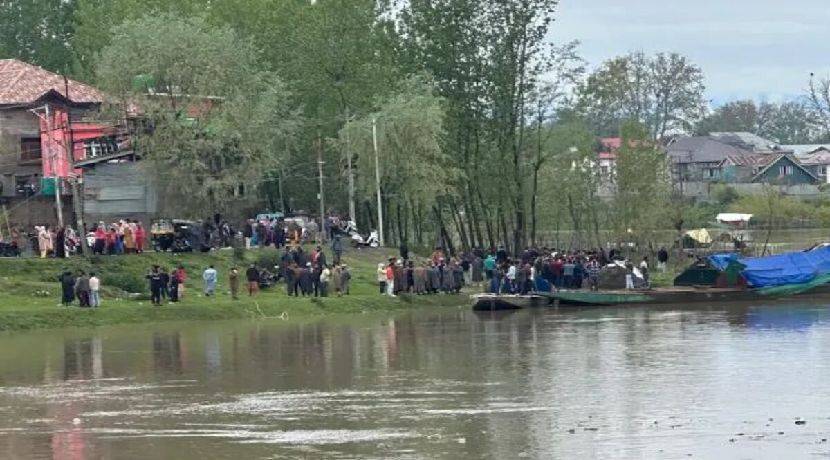 J-K: झेलम नदी में नाव पलटी, स्कूली बच्चे डूबे, 6 की मौत, कई लापता Srinagar Boad Mishap