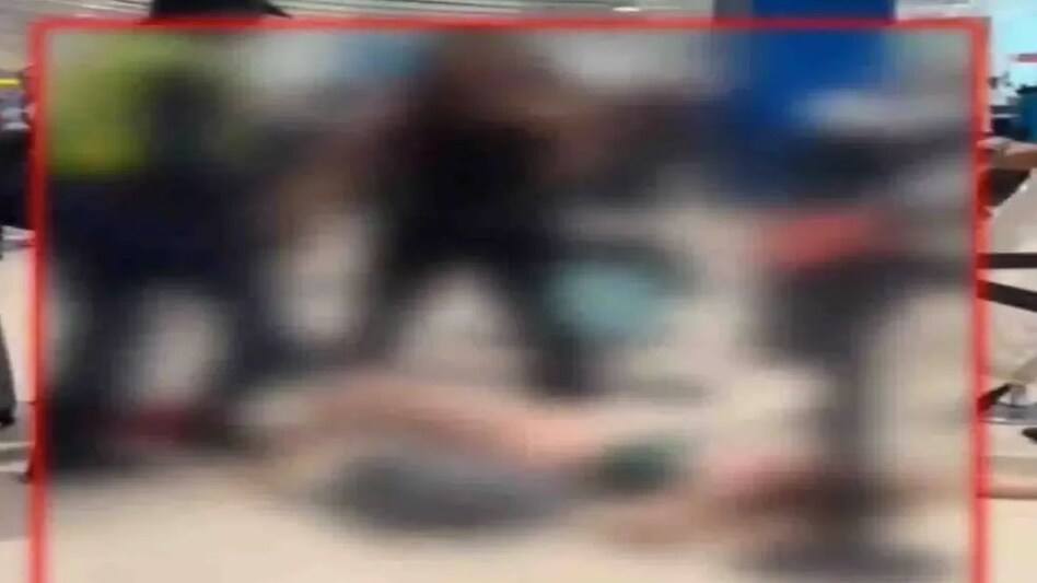 Jamaica US Woman Viral Video: जमेका एयरपोर्ट पर महिला ने उतारे कपड़े! वीडियो हुआ वायरल Jamaica US Woman Viral Video: जमेका एयरपोर्ट पर महिला ने उतारे कपड़े! वीडियो हुआ वायरल