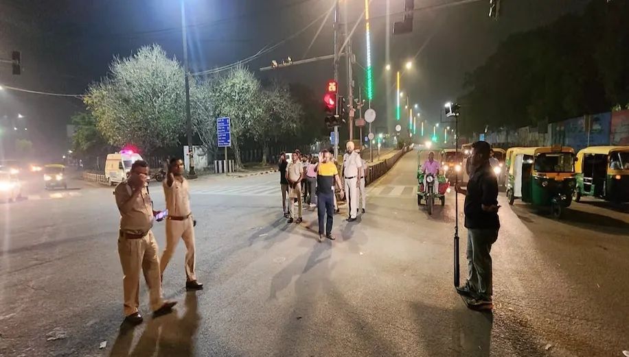 आधी रात गोलियों से दहला लाल किला, हमलावर कैब ड्राइवर को चाकू मारते रहे, लोग तमाशा देखते रहे लाल किले के पास आधी रात को चली गोलियों से थर्राया इलाका