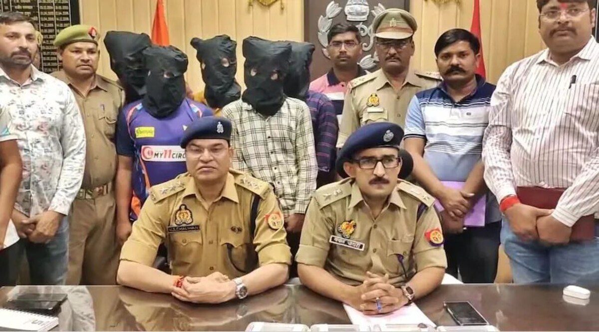 शराब की दुकान के बाहर चखना बेचने वाला निकला लूट का 'मास्टरमाइंड', ऐसे की थी मुखबिरी लूट की वारदात का खुलासा करने के बाद पुलिस ने पांच लोगों को गिरफ्तार किया