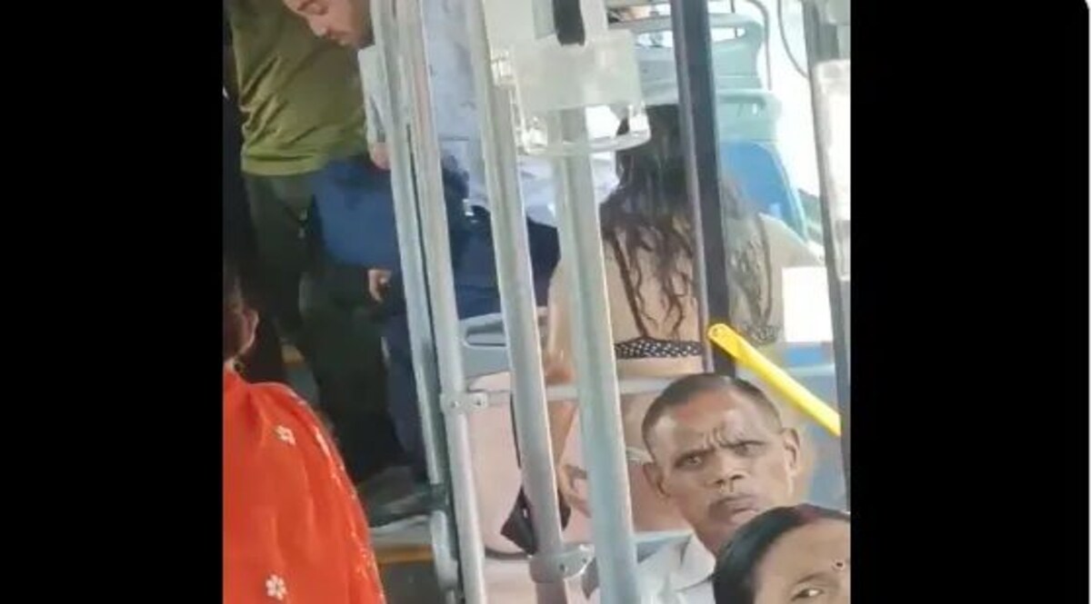 दिल्ली की Cluster Bus में अर्धनग्न महिला, वीडियो हो रहा वायरल दिल्ली की बस का वीडियो हो रहा वायरल
