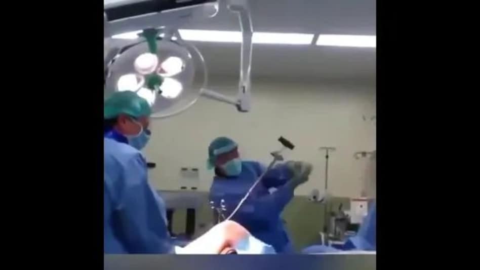 Operation Theater में डॉक्टर चलाते दिखे हथौड़े, मंजर को देखकर लोगों की निकल पड़ी चीख Operation Theater में डॉक्टर चलाते दिखे हथौड़े, मंजर को देखकर लोगों की निकल पड़ी चीख