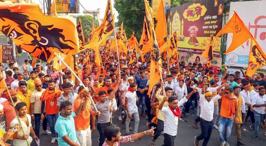 रामनवमी के जुलूस पर मुर्शिदाबाद में छतों से पथराव, बम चले, आग लगी और चली लाठियां राम नवमी के मौके पर बंगाल में हिंसा