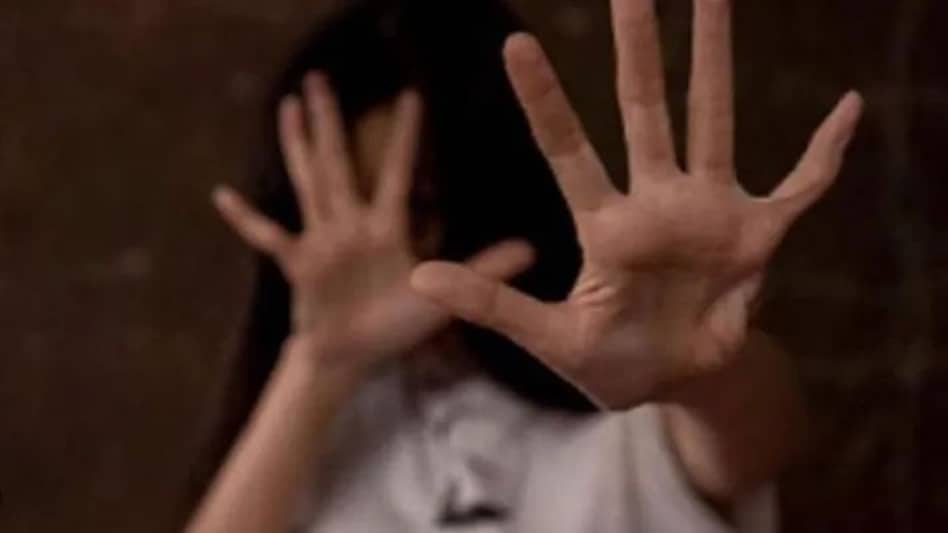 दादा ने 'आंटी' के साथ मिलकर किया नाबालिग पोती को ब्लैकमेल, डेढ़ साल तक किया रेप, ऐसे खुला राज दादा ने 'आंटी' के साथ मिलकर किया नाबालिग पोती को ब्लैकमेल, डेढ़ साल तक किया रेप, ऐसे खुला राज