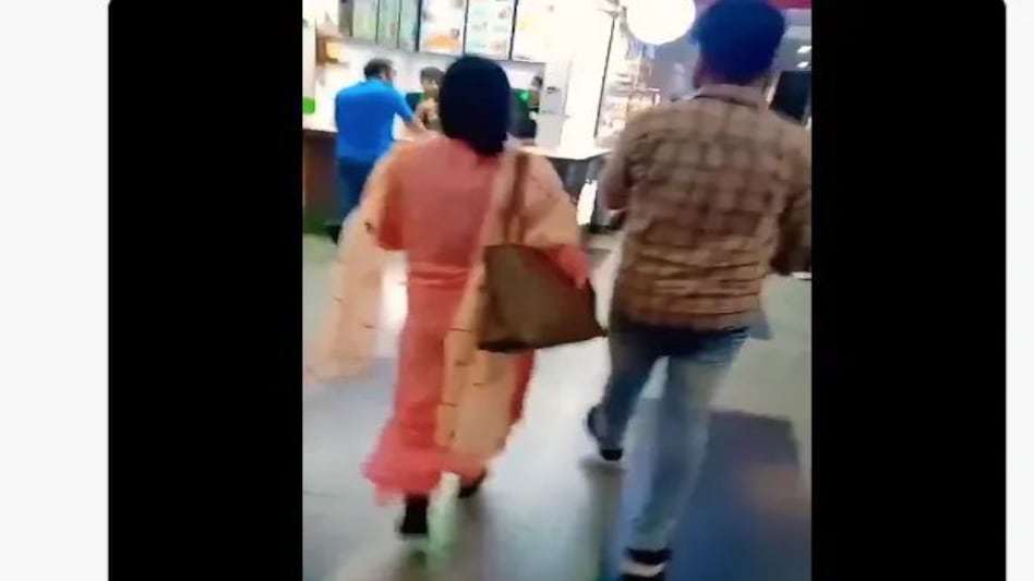 पति ने बॉयफ्रेंड के साथ पकड़ा तो बीवी ने पति को ही धुन डाला पति ने बॉयफ्रेंड के साथ पकड़ा तो बीवी ने पति को ही धुन डाला