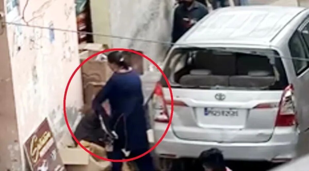 घरवाली और 'बाहरवाली' की 'फाइट' हुई वायरल, पति दूर से कहता रहा, मार इसे...मार इसे पंजाब में एक महिला ने अपनी सौतन को बीच रास्ते में जमकर पीटा