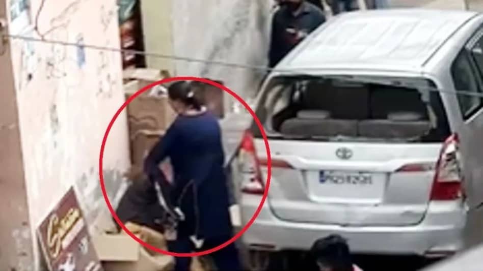 घरवाली और 'बाहरवाली' की 'फाइट' हुई वायरल, पति दूर से कहता रहा, मार इसे...मार इसे घरवाली और 'बाहरवाली' की 'फाइट' हुई वायरल, पति दूर से कहता रहा, मार इसे...मार इसे