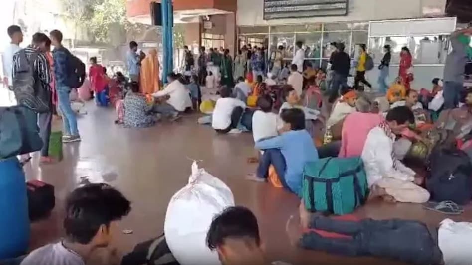 किसानों का लगातार तीसरे दिन प्रदर्शन जारी, अंबाला-अमृतसर मार्ग पर 40 ट्रेन रद्द की गईं किसानों का लगातार तीसरे दिन प्रदर्शन जारी, अंबाला-अमृतसर मार्ग पर 40 ट्रेन रद्द की गईं