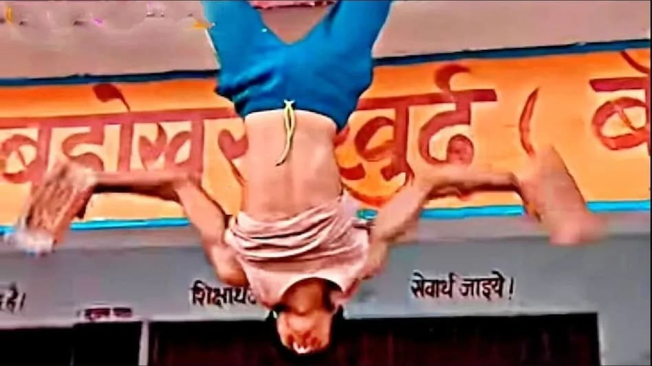 रील बनाने के चक्कर में गई जान, खंभे से उल्टा लटककर दिखा रहा था स्टंट फिर हुआ ये हादसा रील बनाने के चक्कर में गई जान, खंभे से उल्टा लटककर दिखा रहा था स्टंट फिर हुआ ये हादसा