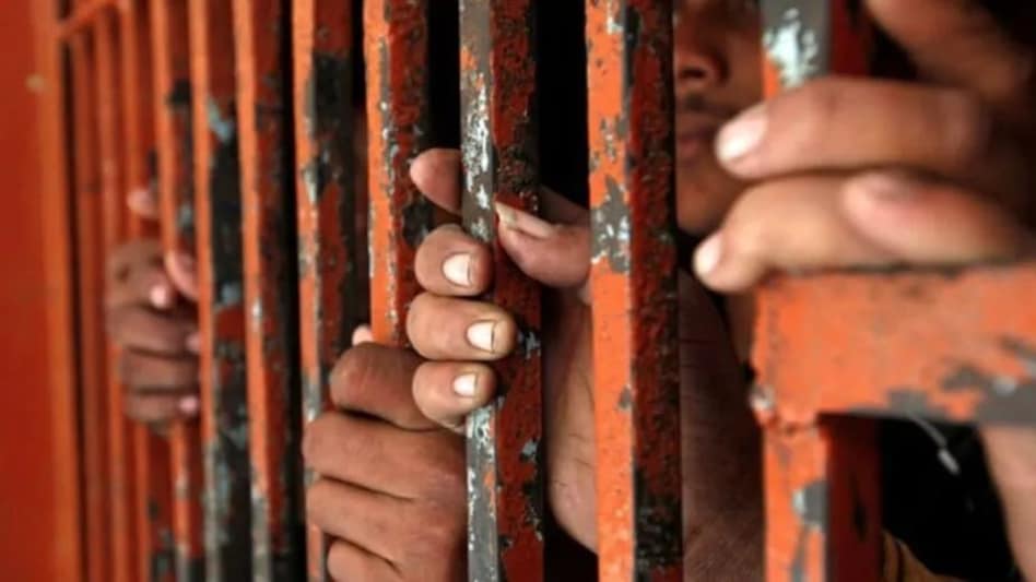 जेल में बंद कैदियों ने 10वीं, 12वीं परीक्षा में गाड़े झंडे, यूपी की 30 जेलों के 196 कैदियों ने दी थी बोर्ड की परीक्षा, जानें कितने हुए पास जेल में बंद कैदियों ने 10वीं, 12वीं परीक्षा में गाड़े झंडे, यूपी की 30 जेलों के 196 कैदियों ने दी थ...