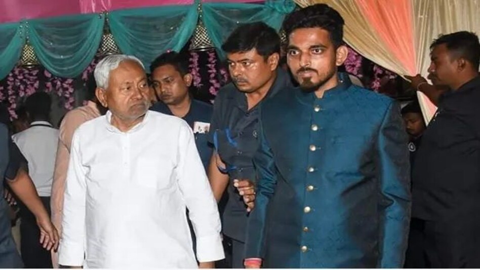 JDU के युवा नेता को सरेशाम सिर में गोली मारी गई, भीड़ ने रास्ता जाम किया JDU के युवा नेता को सरेशाम सिर में गोली मारी गई, भीड़ ने रास्ता जाम किया