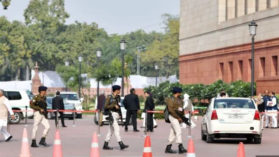 Parliament Security Case: पुलिस को चार्जशीट के लिए 'एक्सटेंशन' चाहिए, कोर्ट ने 30 दिन और दिए Parliament Security Case: पुलिस को चार्जशीट के लिए 'एक्सटेंशन' चाहिए, कोर्ट ने 30 दिन और दिए
