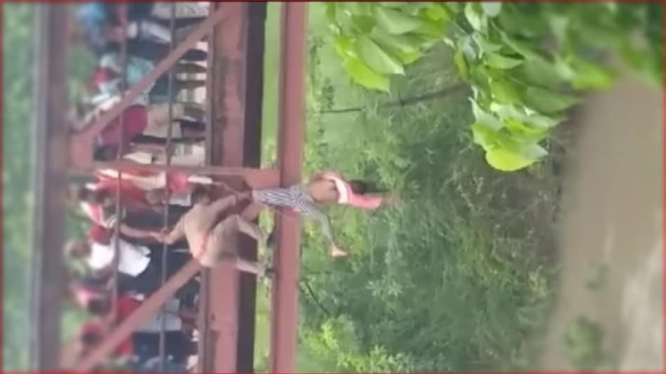 चाचा ने भतीजी को पीटकर उतारा मौत के घाट,लाश को पुल से नदी में फेका तो पुल के एंगल में लटकता रहा शव चाचा ने भतीजी को पीटकर उतारा मौत के घाट,लाश को पुल से नदी में फेका तो पुल के एंगल में लटकता रहा शव