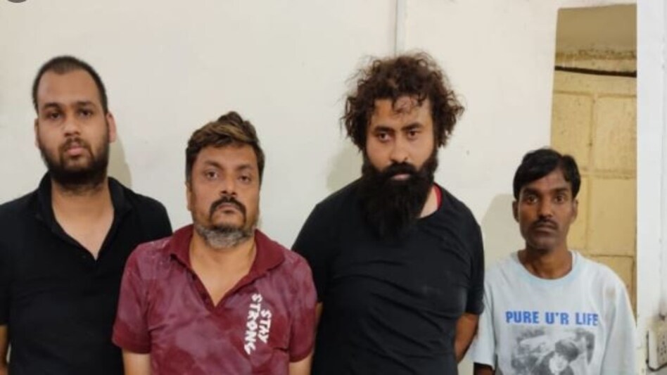 जब क़ातिलों ने PPE KIT पहन रची हत्या की ख़ौफ़नाक साज़िश, जिसने भी इसे सुना वो अंदर तक हिल गया जब क़ातिलों ने PPE KIT पहन रची हत्या की ख़ौफ़नाक साज़िश, जिसने भी इसे सुना वो अंदर तक हिल गया