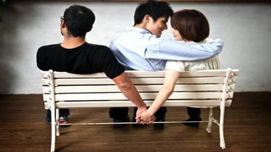 एक चोरी ने खोल दी दो-दो शादीशुदा
औरतों की SECRET LOVE STORY एक चोरी ने खोल दी दो-दो शादीशुदाऔरतों की SECRET LOVE STORY