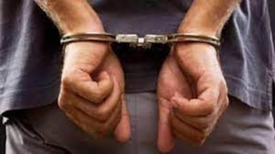 एक साल से जिस अपराधी को पकड़ने के लिए मारी-मारी फिर रही थी पुलिस
मोटे दहेज और सुंदर दुल्हन के लालच में वो खुद आ बैठा पुलिस की गोद में... एक साल से जिस अपराधी को पकड़ने के लिए मारी-मारी फिर रही थी पुलिसमोटे दहेज और सुंदर दुल्हन के लालच ...