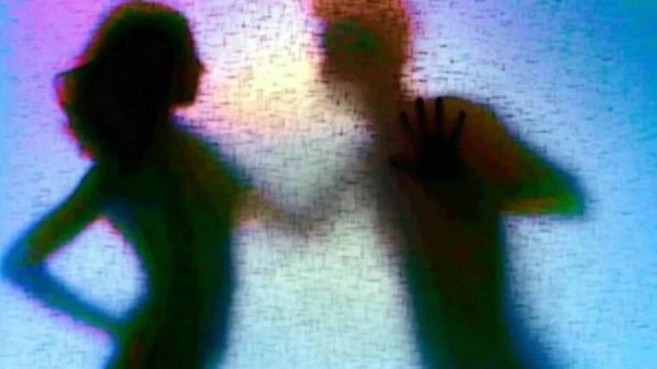 मालकिन कहती थी रिश्ते बनाने हैं, मालिक देता था पत्नी से दूर रहने की हिदायत
एक अजीब जॉब कॉन्ट्रैक्ट में उलझ कर कैसे चली गई एक नौजवान की जान मालकिन कहती थी रिश्ते बनाने हैं, मालिक देता था पत्नी से दूर रहने की हिदायतएक अजीब जॉब कॉन्ट्रैक्ट ...