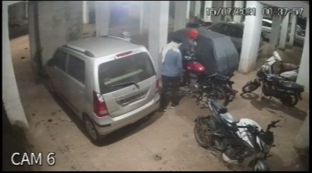 CCTV: ऐसी अनोखी चोरी को देख पुलिस वालों के भी उड़े होश, बस तीन झटके और बाइक होगी आपकी CrimeTak