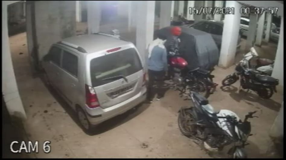 CCTV: ऐसी अनोखी चोरी को देख पुलिस वालों के भी उड़े होश, बस तीन झटके और बाइक होगी आपकी CCTV: ऐसी अनोखी चोरी को देख पुलिस वालों के भी उड़े होश, बस तीन झटके और बाइक होगी आपकी