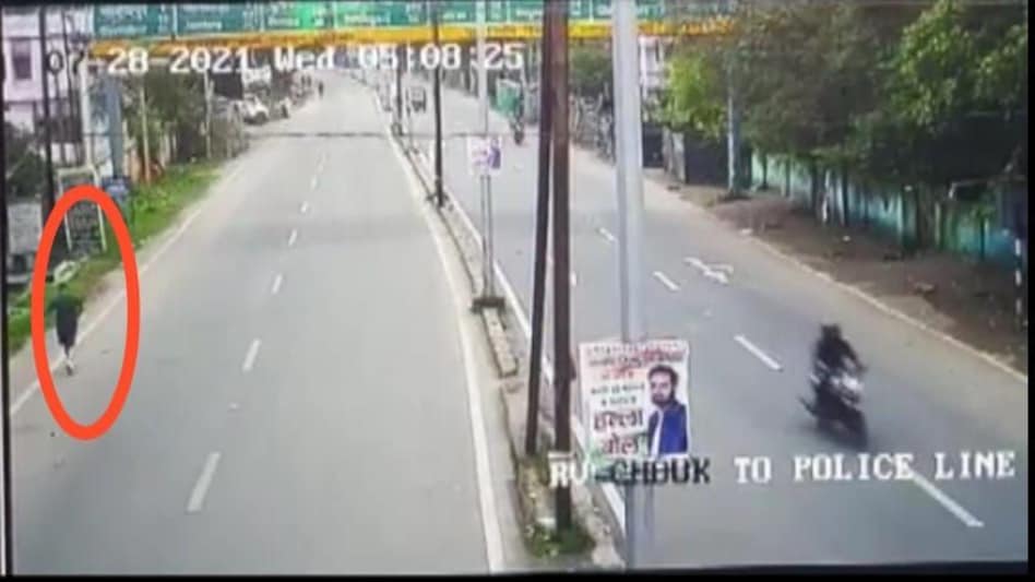 DHANBAD ADJ CASE : सीसीटीवी फुटेज से खुला राज़, हादसा नहीं ये हत्या है, 4 तस्वीरों से समझिए पूरा केस DHANBAD ADJ CASE : सीसीटीवी फुटेज से खुला राज़, हादसा नहीं ये हत्या है, 4 तस्वीरों से समझिए पूरा के...