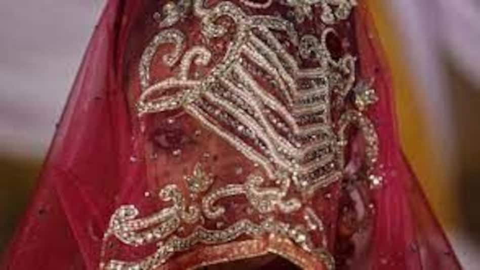 NRI बनाने का झांसा दे की शादी, विदेश भी गए, दूल्हे से लाखों खर्च कराए फिर बनी लुटेरी दुल्हन NRI बनाने का झांसा दे की शादी, विदेश भी गए, दूल्हे से लाखों खर्च कराए फिर बनी लुटेरी दुल्हन