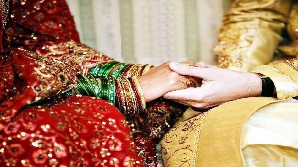 पति के क़ातिल से बदला लेना था इसलिए
पति के क़ातिल से ही शादी कर ली पति के क़ातिल से बदला लेना था इसलिएपति के क़ातिल से ही शादी कर ली