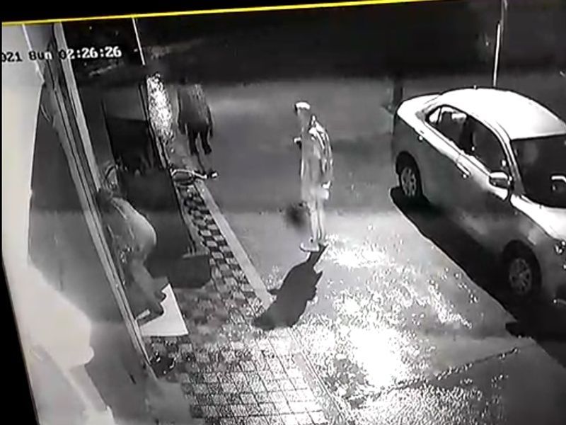 'रेनकोट वाले चोरों' से बच कर रहना !
एमपी के इंदौर के प्रीमियम पार्क की घटना, 'रेनकोट वाले चोरों' से बच कर रहना !एमपी के इंदौर के प्रीमियम पार्क की घटना,