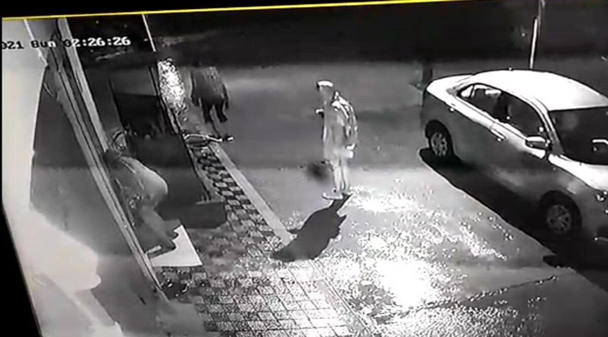 'रेनकोट वाले चोरों' से बच कर रहना !
एमपी के इंदौर के प्रीमियम पार्क की घटना, CrimeTak